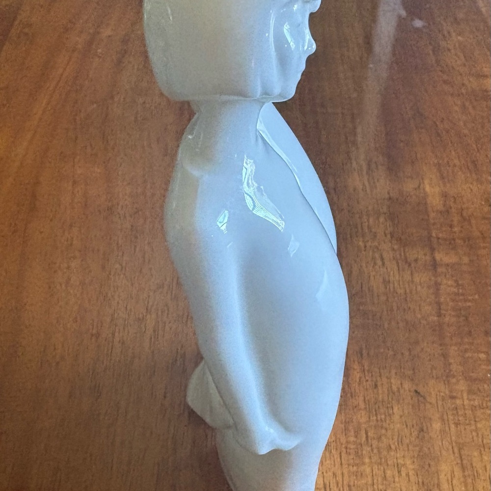 Royal Doulton Elegant White Ceramic Sisters A Collection Of Handmade Sculptures - Picture 5 of 8
